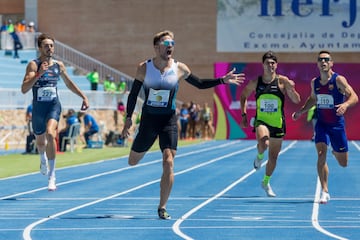 GRAF8012. NERJA (MÁLAGA), 26/06/2022.- El atleta Óscar Husillos entra a meta primero durante la final masculina de 400 metros del 102º Campeonato de España absoluto al aire libre de Atletismo, este domingo, en Nerja. EFE/Daniel Pérez
