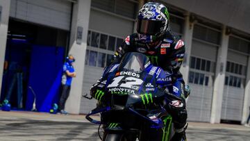 Maverick Vi&ntilde;ales pasa por el pit lane durante un gran premio de 2021.