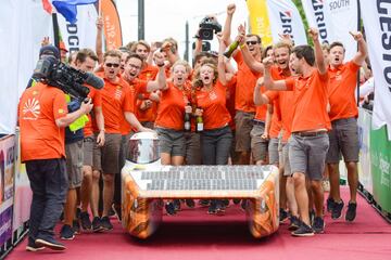 El equipo holandés del prototipo "Nuon" celebra la victoria en la presente edición. 