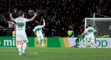 1-1. Gran pase al espacio para la carrera de Álvaro Rodríguez, que le gana la posición a Eric García, y en la salida de Joan García dispara con la izquierda, cruzado y raso para superar al portero del Barcelona.