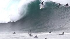 Un surfista realiza el drop en una ola gigante en The Wedge (Orange County, California, Estados Unidos).