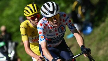 TOPSHOT - Team Visma - Lease a Bike team's Danish rider Jonas Vingegaard cycles ahead of UAE Team Emirates team's Slovenian rider Tadej Pogacar wearing the overall leader's yellow jersey  in the final ascent of the Plateau de Beille during the 15th stage of the 111th edition of the Tour de France cycling race, 197,7 km between Loudenvielle and Plateau de Beille, in the Pyrenees mountains, southwestern France, on July 14, 2024. (Photo by Marco BERTORELLO / AFP)