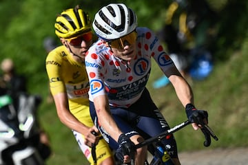 El esloveno del UAE Team Emirates, Tadej Pogacar, siguiendo de cerca a Jonas Vingegaard, del Team Visma-Lease a Bike, en el final del ascenso de Plateau de Beille.