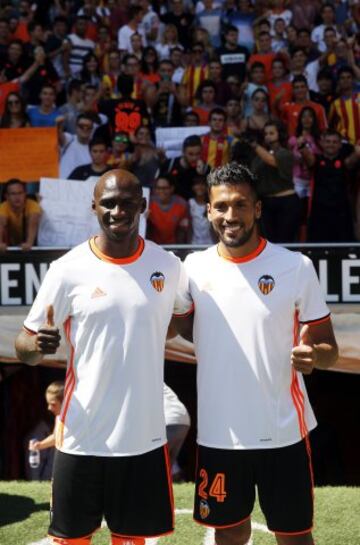 Garay and Mangala presented to 8,000 fans at Mestalla