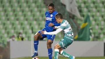 Luis Romo durante un partido de Cruz Azul y Santos