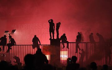 A las afueras del estadio algunos aficionados se reunieron para festejar a lo grande, pese a que las autoridades habían sugerido evitar este tipo de encuentros masivos. 