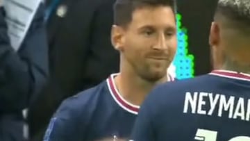 El momento que cambia el curso del fútbol: así entró Messi y su detalle con Neymar