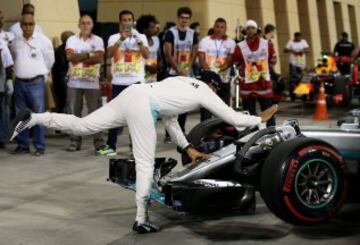 Lewis Hamilton celebra con su monoplaza su primera posición en la clasificación para el GP de Bahrein.