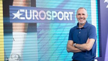 El extenista y comentarista de Eurosport Álex Corretja posa para una entrevista.