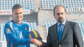 <b>PREPARADO. </b>Maris y el presidente Torres, ayer sobre el césped del Coliséum.