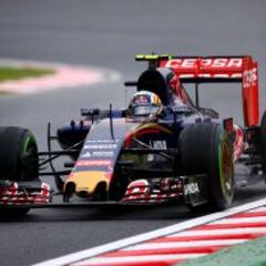 Sainz deslumbra en el agua y Alonso rompe otro motor