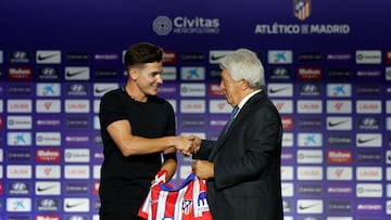 MADRID, 16/08/2024.- El delantero argentino Julián Alvarez (i) estrecha la mano del presidente del Atlético de Madrid, Enrique Cerezo, durante su presentación oficial como nuevo jugador del club este viernes en el estadio Civitas Metropolitano en Madrid. EFE/ Mariscal