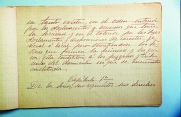 (viene del anterior)
en tanto exista, en el orden interior por los reglamentos y acuerdos que tome la sociedad y en el exterior por las Leyes, Reglamentos y disposiciones de carácter general o local, pero sometiéndose los señores que formen la Sociedad y los que con ésta contraten a los juzgados y tribunales del domicilio en que se encuentra constituida.
CAPÍTULO 1º. DE LOS SOCIOS, SUS REQUISITOS, SUS DERECHOS
(continúa en la siguiente)