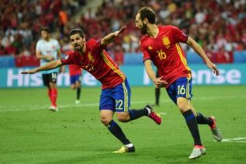 Nolito celebra el 2-0 con Juanfran. 