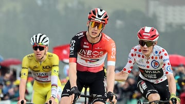 Thymen Arensman logra la victoria en La Plagne con Jonas Vingegaard y Tadej Pogacar en el cogote.