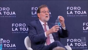 El momentazo de Rajoy al intentar abrir una botella con los nuevos tapones: les sacará una sonrisa