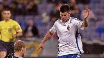 <b>TRABAJADOR. </b>Braulio se pelea por el balón con Moreno.