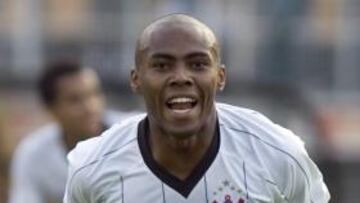 <b>TALENTO. </b>Elías celebra un tanto con la camiseta del Corinthians.