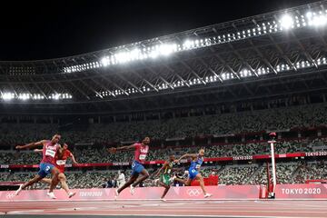 Después del largo reinado de dominio de Usain Bolt en el atletismo masculino, el italiano Lamont Marcell Jacobs sorprendió al mundo y se llevó a casa el oro en la final masculina de 100 metros el domingo. Para obtener esta toma, el fotógrafo del personal de Getty Images, Cameron Spencer, configuró de manera experta una cámara remota en el exterior de la pista y la activó desde su posición de disparo en el interior.