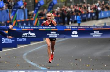 Shalane Flanagan llegando a meta.