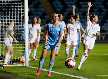 Laura Coombs se lamenta tras fallar una de las últimas ocasiones para empatar el partido.