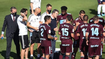 &Oacute;scar Garc&iacute;a conversa con sus jugadores durante una pausa para la hidrataci&oacute;n en el Osasuna-Celta.