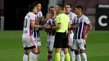 Barcelona (Spain), 05/04/2021.- Referee Jaime Latre (C) talks with Valladolid players during the Spanish LaLiga soccer match between FC Barcelona and Real Valladolid at Camp Nou stadium in Barcelona, Catalonia, Spain, 05 April 2021. (España) EFE/EP