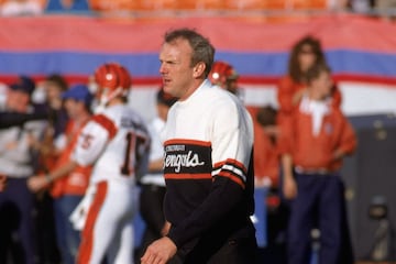 Head coach de Bengals (1984-1991) y Buccaneers (1992-1995). Récord de 84-107, 3-2 en postemporada.