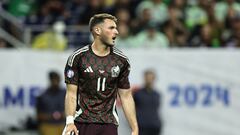 HOUSTON, TEXAS - JUNE 22: Santiago Gimenez of Mexico gestures during the CONMEBOL Copa America 2024 Group B match between Mexico and Jamaica at NRG Stadium on June 22, 2024 in Houston, Texas.   Omar Vega/Getty Images/AFP (Photo by Omar Vega / GETTY IMAGES NORTH AMERICA / Getty Images via AFP)