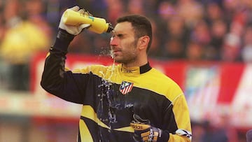 Molina se refresca en un partido con el Atlético.