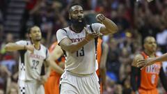 James Harden celebra una canasta esta temporada.