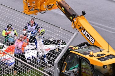 Isack Hadjar abandona su vehículo tras accidentarse durante la vuelta de formación. Terminó la carrera antes de empezarla.