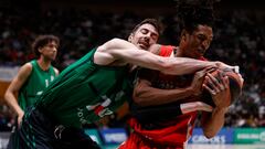 GRAF3972. BADALONA, 21/04/2024.- El jugador del Basquet Girona Yves Pons (d) disputa el balón con Ante Tomic (i), del Joventut, durante el partido de Liga Endesa de baloncesto disputado hoy en el Palau Municipal D´Esports de Badalona. EFE/Toni Albir
