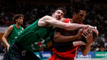 GRAF3972. BADALONA, 21/04/2024.- El jugador del Basquet Girona Yves Pons (d) disputa el balón con Ante Tomic (i), del Joventut, durante el partido de Liga Endesa de baloncesto disputado hoy en el Palau Municipal D´Esports de Badalona. EFE/Toni Albir
