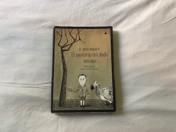 Libro juvenil fascinante. Escrito por Sofia Rhei recorre las aventuras de James Moriarty, archienemigo de Sherlock Holmes, pero cuando aún era un ni?o. Un hi?o huérfano y competitivo que se enfrenta a un misterio: ?dónde está el dodo que debían cuidar? Divertido y muy entretenido. Les entusiasmará a los jóvenes adolescentes.