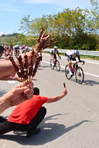 Varios aficionados ofrecen brochetas de carne a los corredores del Giro de Italia durante la segunda etapa de
la ronda transalpina, de 201 km, entre Teramo y San Salvo. El italiano de 22 años Jonathan Milan (Bahrain Victorious) no necesitó de tan suculento manjar para lograr al sprint el primer triunfo de su carrera en una gran vuelta. 