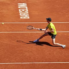 Un entero Tsitsipas y un Sinner ‘tocado’ pasan a cuartos del Godó