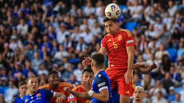 César Tárrega despeja un balón ante Eslovaquia