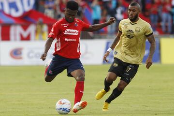 Por las Águilas, también hubo ganas, pese al poco fútbol. Leandro Velásquez puso peligro con un remate que atrapó González