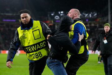 Así fue el ataque de un aficionado del PSV a Dmitrovic