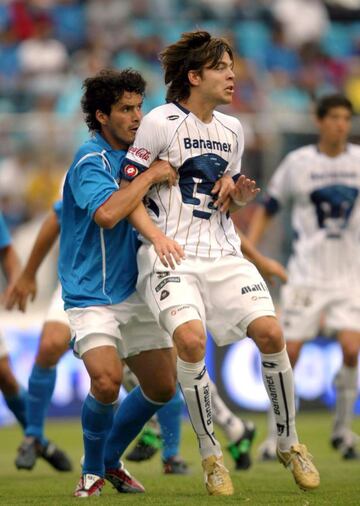 Fue goleador de los Pumas y disputó una final contra el Atlante antes de emigrar al Almería de España. 