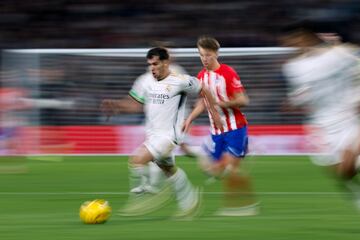 Brahim supera a Marcos Llorente durante el derbi.