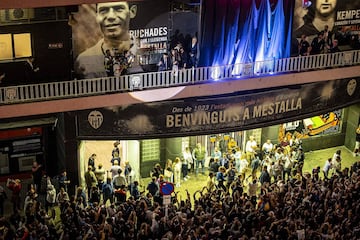 Descubrimiento de la lona de David Villa en la fachada del estadio de Mestalla.