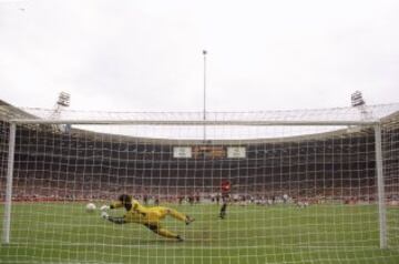 España jugó su mejor partido en Wembley, ante los anfitriones. Con un Sergi antológico, la Selección dominó a una entregada Inglaterra en todos los aspectos del juego. En todos, menos en el marcador. El empate final condenó a los españoles a la lotería de los penaltis en donde Hierro lanzó al larguero y Seaman detuvo el tiro de Nadal (en la imagen); España cayó de nuevo en cuartos.