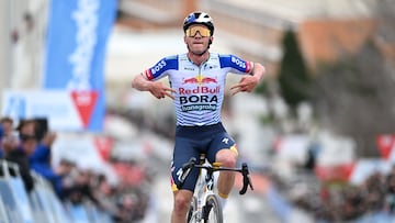 Evenepoel celebra su victoria en la Volta CV.