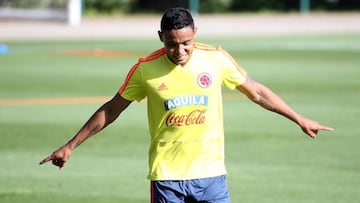 EPA2134. CARNAGO (ITALIA), 05/06/2018.- El delantero de la selecci&oacute;n colombiana de f&uacute;tbol Luis Fernando Muriel participa en una sesi&oacute;n de entrenamiento en la ciudad deportiva Milanello, Carnago (Italia) hoy, 5 de junio de 2018. La sel