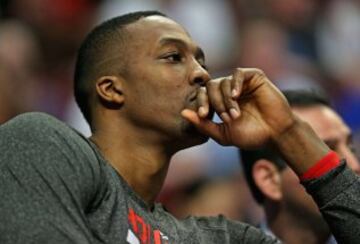 Dwight Howard, no muy contento en el banquillo del los Rockets.