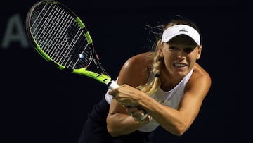 Caroline Wozniacki devuelve una bola ante Ekaterina Alexandrova durante su partido en la Rogers Cup de Toronto.