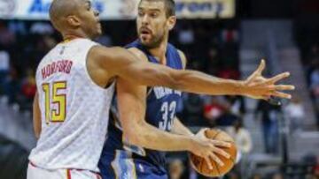 Marc Gasol, defendido por Al Horford.
