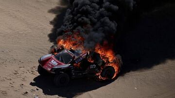 El coche de Dumas ardiendo.